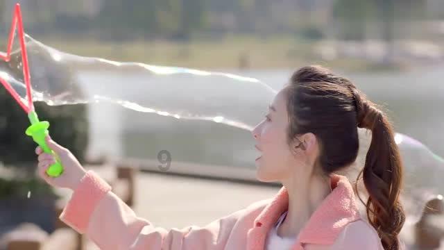 提一壶酒,点一盏灯,听一场雨